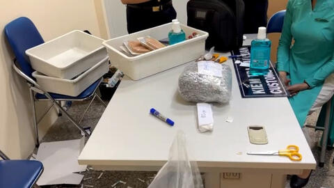 Khám xét nơi ở của 4 nữ tiếp viên mang 11,4kg ma túy