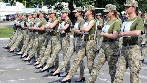 Nữ binh sĩ Ukraine đi giày cao gót khi tập luyện