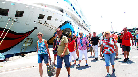 Dịch COVID-19: Chưa mở cửa đón du khách quốc tế vào Việt Nam