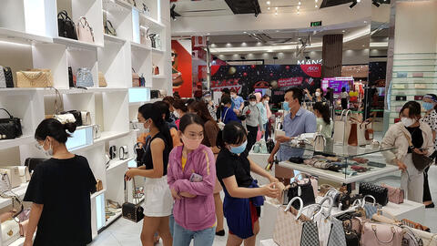 Nhiều cửa hàng tung khuyến mãi từ 50-70% nhưng khách vẫn thờ ơ