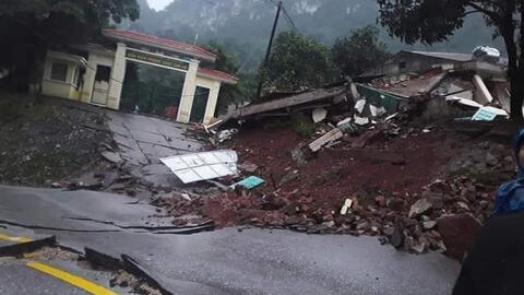 Sạt lở núi kinh hoàng vùi lấp đồn biên phòng ở Quảng Bình và xé toác QL 12A