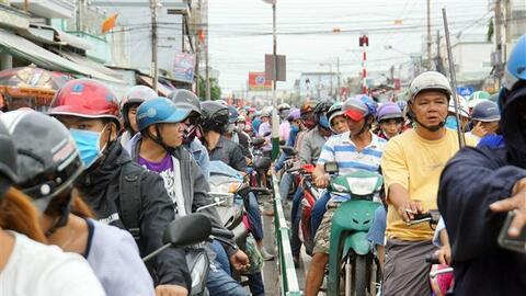 Người dân ùn ùn đổ về Sài Gòn sau lễ 2/9, giao thông ùn ứ ở nhiều tuyến đường cửa ngõ