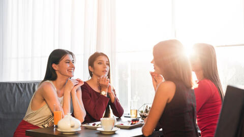 Nhìn đám bạn tranh nhau trả tiền ăn trong nhà hàng mà tôi không thể thốt được 1 lời