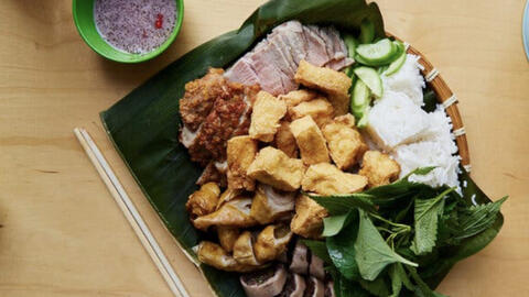 Thời báo nổi tiếng của Mỹ khen ngợi món bún đậu mắm tôm bán trên vỉa hè ở New York