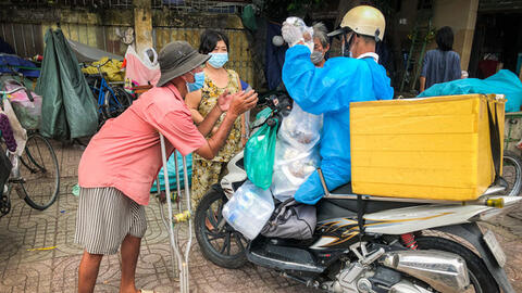 Võ sư 1 chân phát cơm từ thiện cho người vô gia cư khắp TPHCM