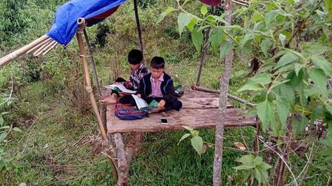 Học trò vùng cao Nghệ An đi hàng chục km để 'hứng' sóng 3G học online