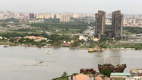 Vì sao nhiều ngày nay xuất hiện tình trạng xà lan thả bao cát xuống sông Sài Gòn?