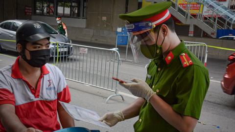 Hà Nội ngày đầu tiên áp dụng mẫu giấy đi đường mới