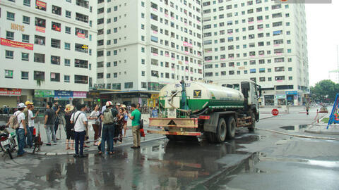 Nước có mùi hôi tanh, doanh nghiệp thừa nhận dùng xe chở nước tưới cây mang nước cung cấp cho dân