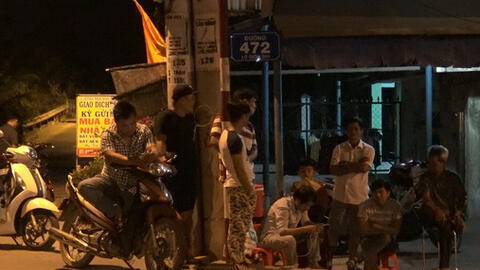 Công an vất vả giải tán đám đông tập trung xem vây bắt Tuấn “khỉ”