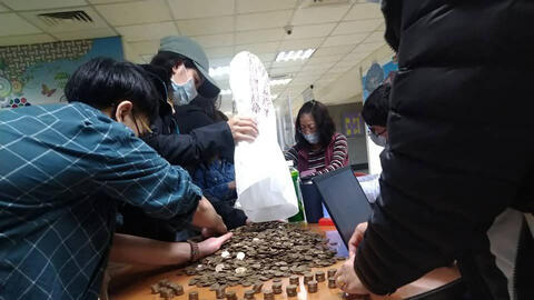 Chủ lao động Đài Loan gây phẫn nộ khi trả lương cho nữ giúp việc bằng một đống…tiền xu