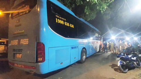 Tài xế nhốt CSGT trên xế và tông vào lán trại của chốt kiểm soát dịch