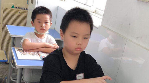 Cậu bé tiểu học viết văn kể chuyện "bố mẹ cãi nhau": Tưởng chuyện buồn, ai ngờ là vở hài kịch khiến giáo viên cười vỡ bụng!