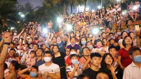 Hàng nghìn người chen lấn để xem pháo hoa ngày lễ giỗ Tổ