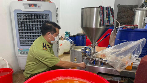 Phát hiện một cơ sở sản xuất nước hoa Chanel đựng trong xô chậu