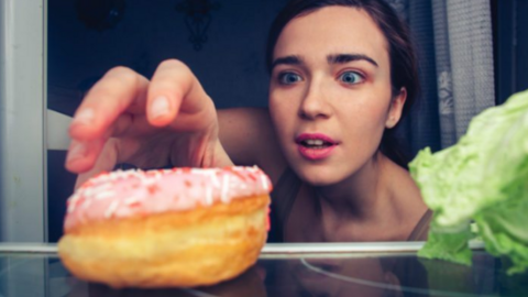 Tại sao không nên ăn sau 8 giờ tối?