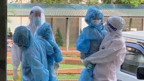 Cha mẹ được đi cùng trẻ nhiễm COVID-19 đến cơ sở y tế điều trị