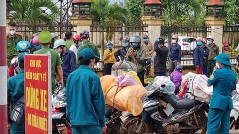 Hơn 100 người Mông bị "mắc kẹt" ở chốt kiểm soát trên đường chạy xe máy từ Bình Phước về Nghệ An