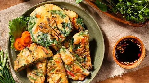 Món ngon mỗi ngày: Bánh tôm hẹ chiên giòn