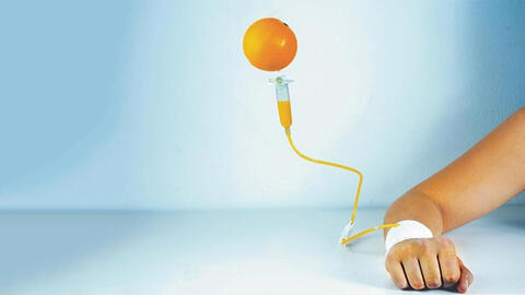 Nguy hiểm tiềm tàng từ việc "đi xe đạp khắp Hà Nội tiêm vitamin C cho nhà giàu"