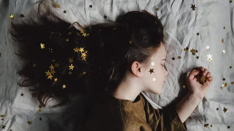 Tại sao bạn không nên xõa tóc dài khi ngủ?