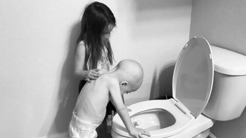 Xúc động hình ảnh cô bé 5 tuổi chăm em trai 4 tuổi bị ung thư