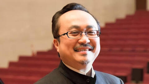 Nghệ sĩ Đặng Thái Sơn đàn tặng học sinh đoạt giải nhất Viết thư UPU