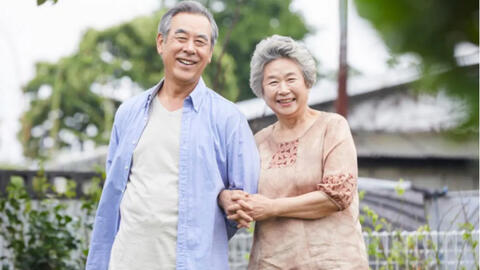 Bỏ phố về quê chưa đầy 1 năm, 2 ông bà U70 lại khăn gói về phố: Chi phí sống chẳng rẻ hơn, lại nhiều bất tiện