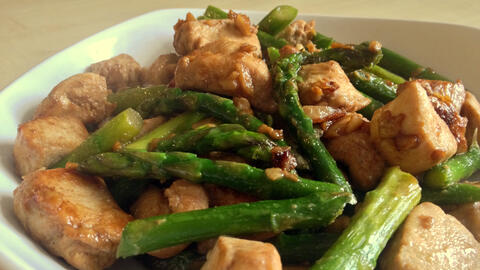 Món ngon mỗi ngày: Cách làm món măng tây xào thịt gà hấp dẫn