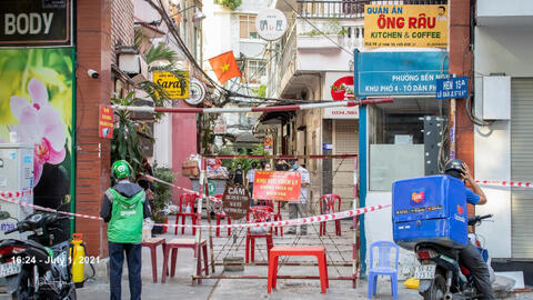 Một Sài Gòn 'băng bó' thấy thương