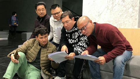 Rộ ảnh Công Lý đọc kịch bản cùng các nghệ sĩ Táo Quân, "Cô Đẩu" trở lại trong dịp Tết 2024?