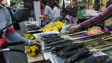 Tiểu thương hốt bạc nhờ nướng cá cúng vía Thần Tài