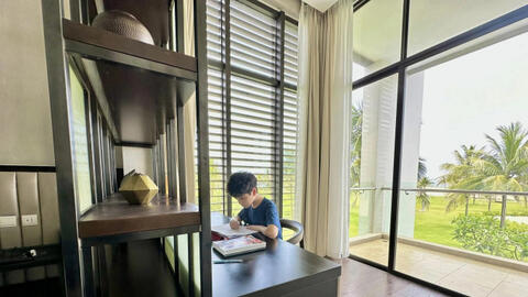 Đi chơi vẫn cho con "lỉnh kỉnh" mang theo bài tập về nhà, nữ MC nổi tiếng giải thích lý do mà được khen "bà mẹ kiểu mẫu"