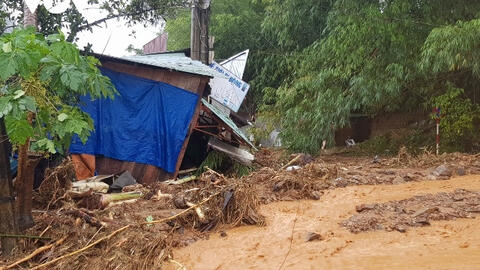 Nam Trà My tiếp tục có mưa lớn, đường vào bị chia cắt