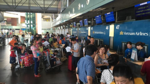 Giá vé quá "chát", nhiều người chọn bay vòng ra nước ngoài để về quê ăn Tết