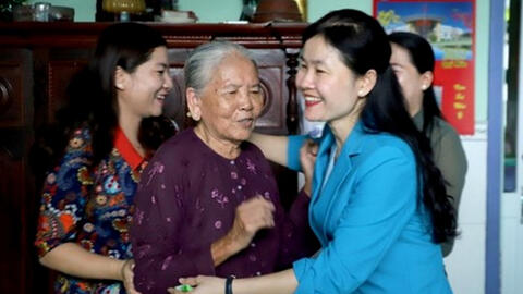 “Thế hệ phụ nữ hôm nay mãi noi gương các dì, các cô đi trước”