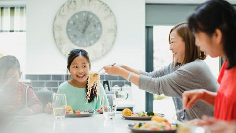 4 chi tiết của trẻ trên bàn ăn là dấu hiệu bạn nuôi dạy con quá thành công: Trẻ lớn lên đi đâu cũng được chào đón