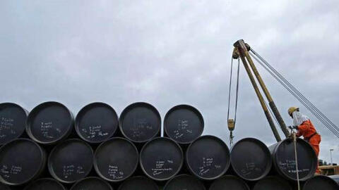 Dự trữ tăng ngoài dự kiến kéo giá dầu đi xuống