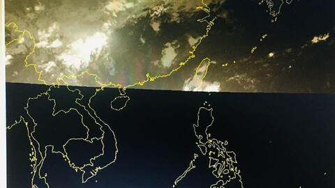 Áp thấp đi qua miền Bắc, nhiều tỉnh thành mưa gió và lũ