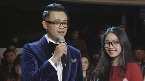 Nữ sinh gây chú ý sau 1 phút xuất hiện tại lễ trao giải VinFuture là ai?