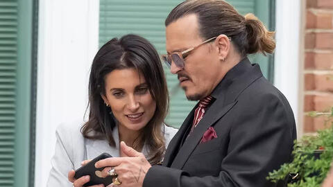 Johnny Depp hẹn hò với luật sư