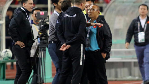 Trợ lý HLV Thái Lan lên tiếng về hành động khiêu khích HLV Park Hang Seo