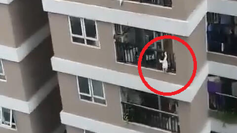 Bé gái 3 tuổi rơi từ tầng 12 chung cư, may mắn được cứu sống