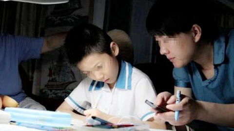 Cha mẹ thạc sĩ nhưng vẫn phải "bó tay" trước bài toán tiểu học của con, càng nghĩ càng rối tung!