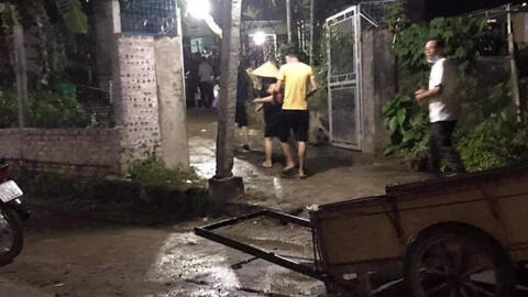 Em bé 7 tuổi tử vong vì vừa đeo tai nghe vừa sạc điện thoại