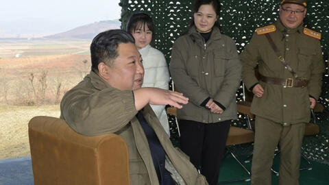 Lãnh đạo Triều Tiên Kim Jong Un dẫn con gái đi thị sát bãi phóng tên lửa