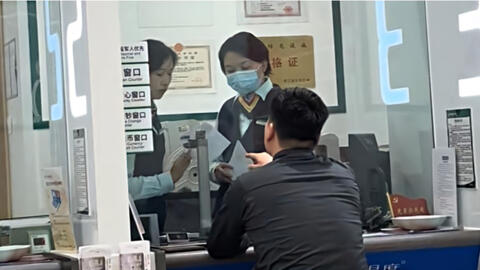 Ra quầy rút 2 triệu đồng bị ngân hàng đòi phí thủ tục hơn 2,6 triệu, người đàn ông chưng hửng: "Thà không rút còn hơn"