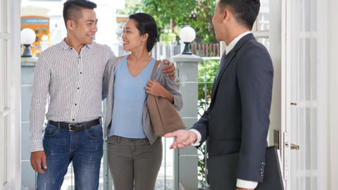 Ngỡ ngàng khi gặp lại bạn gái cũ trong tình huống oái oăm