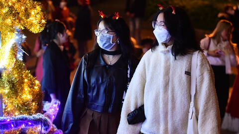 Số ca nhiễm liên tục tăng, các tỉnh, thành phố hạn chế hoạt động chào mừng năm mới