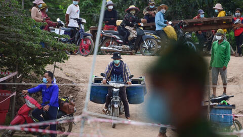 Cảnh trao đổi hàng hoá phòng dịch bệnh ở vùng biên